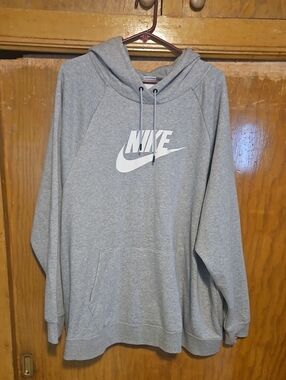 Nike Men's Gray Pullover Hoodie - Classic Logo